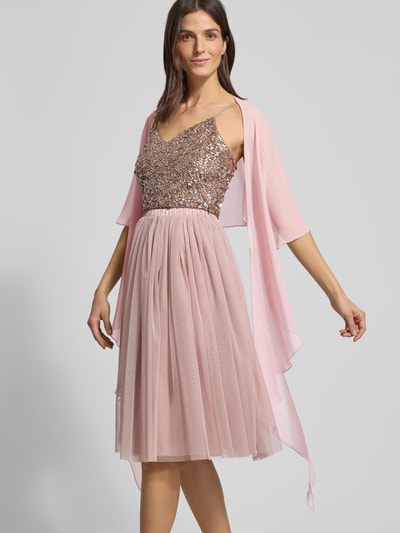 Frauenmodel trägt Stola aus Chiffon mit Knopfverschluss von Vera Mont, fließender Stoff in Rosé, Ganzkörperansicht von vorne.