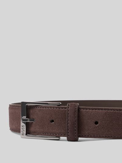 Produktfoto, Herren Gürtel aus echtem Rindsleder Modell 'ELLOY' von BOSS in brauner Veloursleder-Optik mit Dornschließe, Label-Prägung, Materialverarbeitung: Veloursleder, Verschluss: Dornschließe, Applikation: Label-Prägung