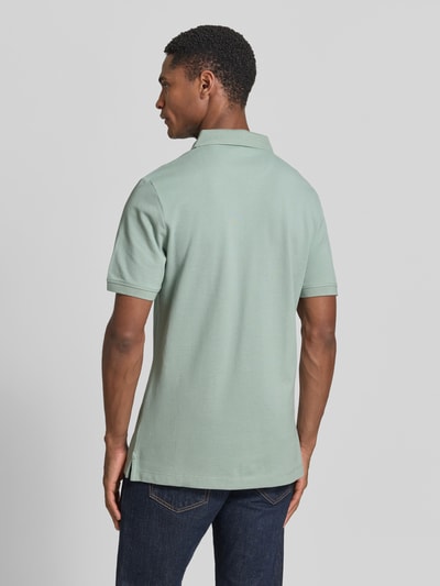 Męski model nosi Regular Fit Poloshirt aus reiner Baumwolle od s.Oliver RED LABEL, jednolity kolor, bawełna, widok całej sylwetki z tyłu.