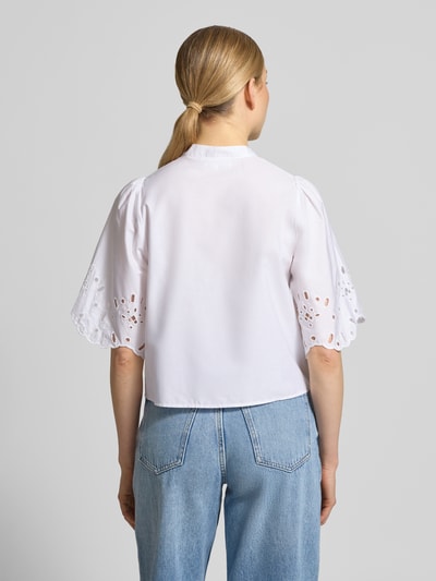 Vrouwenmodel draagt witte dames blouse van puur katoen, relaxed fit, model 'Marika' met ajourwerk, halflange mouwen, opstaande kraag, volledige knoopsluiting van GUIDO MARIA KRETSCHMER WOMAN, ruglengte maat 36: 48 cm, mouwlengte maat 36: 35 cm, Ganzkörperansicht Rückansicht.