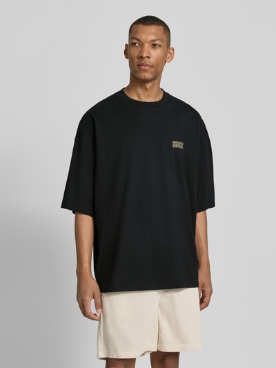 Männermodel trägt Herren T-Shirt mit Logo-Print Modell 'GIXY' von American Vintage aus Reine Baumwolle, Loose-Fit, Ganzkörperansicht von vorne.