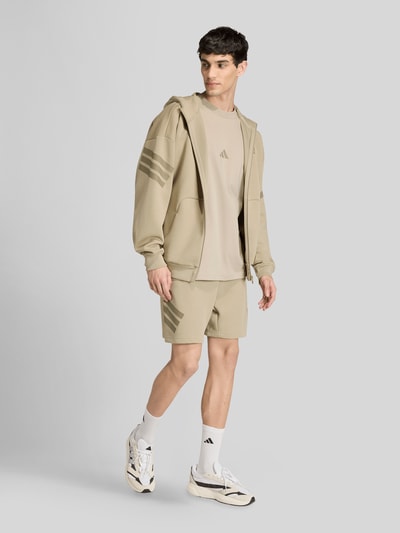 adidas Sportswear Regular Fit Shorts mit Logo Print Oliv 1