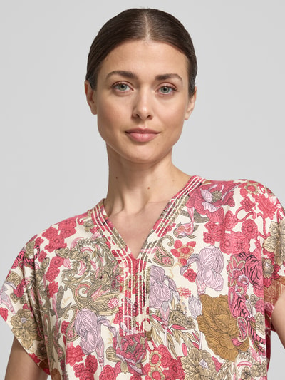 Modelka kobieca nosi Regular Fit T-Shirt aus Viskose-Mix Modell 'Felicity' od Soyaconcept, florystyczny nadruk allover, V-dekolt, krój regular fit, przód, zbliżenie na górną część ciała.