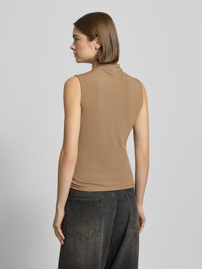 Vrouwenmodel draagt Shaped Fit Shirt zonder mouwen Model 'MADISON' van Pieces, look: effen, labelstitching, hooggesloten hals, rugaanzicht, detailopname.