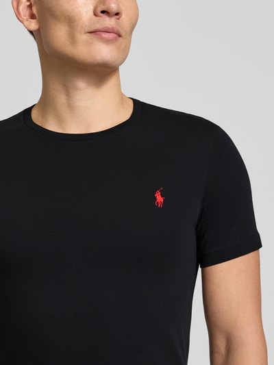 Männermodel trägt T-Shirt mit Label-Stitching van Polo Ralph Lauren, zwart katoen, regular fit, rode label, Nahaufnahme Oberkörper.