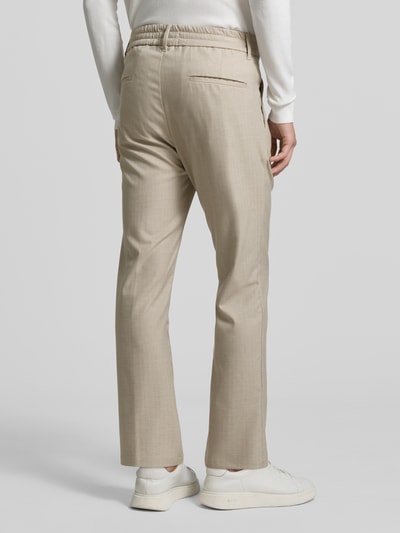 Mannelijk model draagt Stoffhose met elastische tailleband van Drykorn, rechte fit, viscosemix, achterzakken, productcontext, volledige achteraanzicht