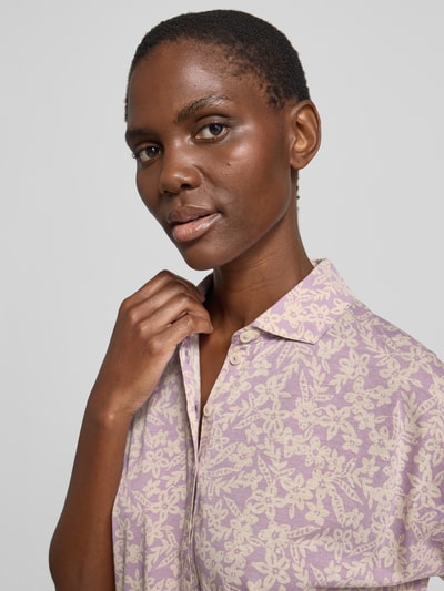 Frauenmodel trägt Relaxed Fit Poloshirt aus reiner Baumwolle von Marc O'Polo, Optik:Allover-Muster, florales Muster, Jersey, Nahaufnahme Oberkörper.