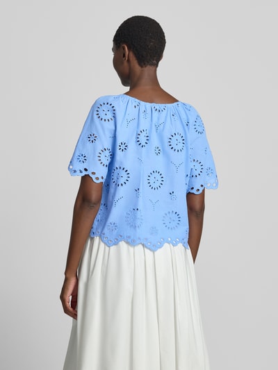 Frauenmodel trägt Regular Fit Bluse mit Lochstickerei Modell 'BROTES' von MANGO in Hellblau aus Baumwolle, Ganzkörperansicht Rückansicht