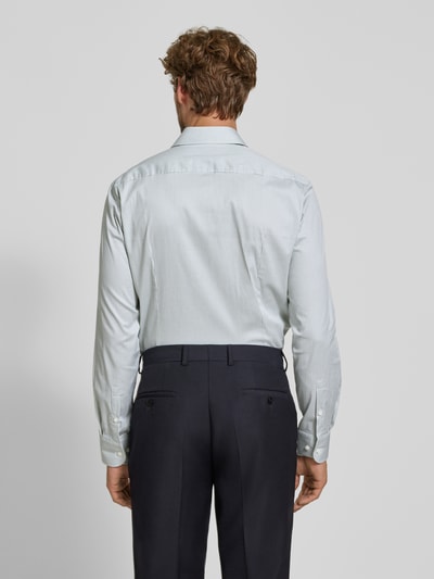 Männermodel trägt hellblau-weiß gestreiftes Slim Fit Businesshemd aus Baumwoll-Mix Modell 'HANK' von BOSS, Herren Businesshemd, Ganzkörperansicht Rückansicht.