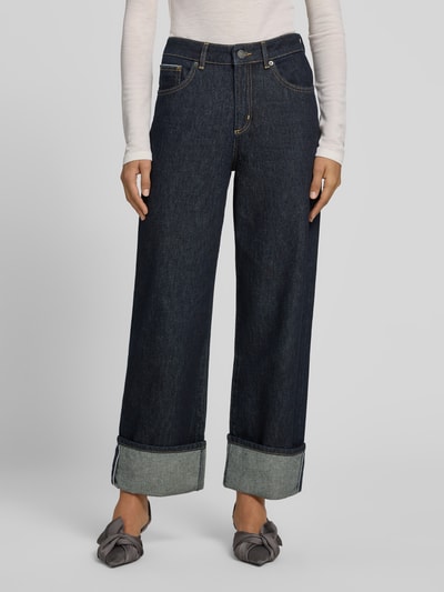 Vrouwenmodel draagt donkerblauwe wide fit jeans van puur katoen met 5-pocketmodel, riemlussen, knoop- en ritssluiting, Bandwijdte maat 36: 35 cm, Binnenbeenlengte maat 36: 82 cm, Style Icon Collection, cropped met brede omslag, Ganzkörperansicht von voren.