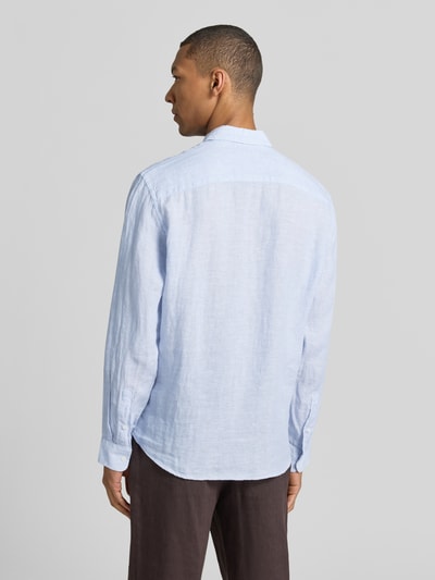 Männermodel trägt Regular Fit Leinenhemd aus reinen Leinen Modell 'Lawrence' von Jack & Jones Premium in Hellblau, Ganzkörperansicht Rückansicht, luftige Textur, Kentkragen, langärmelig, durchgehende Knopfleiste, Größeninfos inkludiert.
