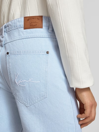 Männermodel trägt Loose Fit Jeans mit Kontrastnähten von KARL KANI in Hellblau, 5-Pocket-Design, Detailaufnahme Rückansicht