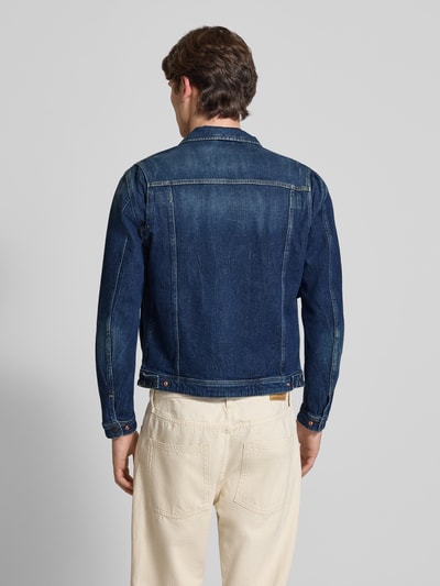 Mężczyznamodel nosi Jeansjacke mit Pattentaschen und Kentkragen von Replay, mieszanka bawełny z dodatkiem streczu, krój straight fit, kołnierzyk typu kent, zapięcie na zatrzask, detal z logo, kieszenie z patką i zatrzaskiem, długość tyłu w rozmiarze M: 68 cm, szerokość ramion w rozmiarze M: 38 cm, szerokość w rozmiarze M: 51 cm, długość rękawów w rozmiarze M: 66 cm, denim w odcieniach niebieskiego, gładka faktura, całkowity widok od tyłu