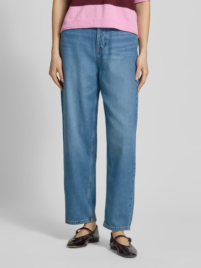 Frauenmodel trägt Tapered Fit Jeans aus Baumwoll-Mix Modell 'ADDISON' von Pepe Jeans in Denim-Optik, 5-Pocket-Design, Twill-Material, Ganzkörperansicht von vorne.