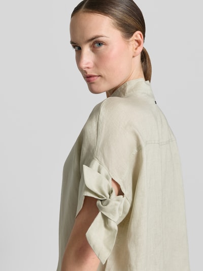Frauenmodel trägt Regular Fit Bluse mit Stehkragen und Knopfleiste von ARMANI EXCHANGE, sanfte Naturfarbe, Knotendetail am Ärmel, Rückenlänge 67 cm, Ärmellänge 20 cm, Nahaufnahme Oberkörper von vorne