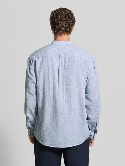 Männermodel trägt Regular Fit Freizeithemd aus Leinen-Baumwoll-Mix von MCNEAL in Hellblau mit Stehkragen und Knopfleiste, Ganzkörperansicht Rückansicht. Rückenlänge bei Größe M 75 cm, Schulterbreite 51 cm, Ärmellänge 66 cm. Textur leicht strukturiert.