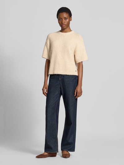 Frauenmodel trägt Strickpullover mit 1/2-Arm Modell 'Lotti' von GUIDO MARIA KRETSCHMER WOMAN in Beige, Regular Fit, Material-Mix mit Woll-Anteil, Kombi mit Jeans, Ganzkörperansicht von vorne.