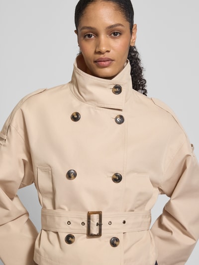Frauenmodel trägt Kurze Trenchjacke mit Taillengürtel von Jake*s Collection aus Baumwoll-Mix, Doppelknopfleiste, Stehkragen, Nahaufnahme Oberkörper.