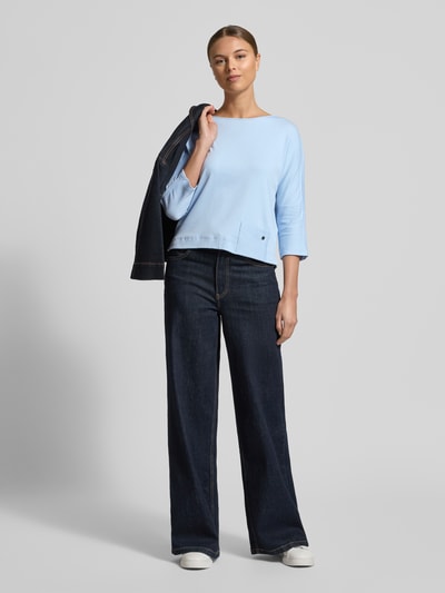 Vrouwenmodel draagt T-shirt met U-boothals en 3/4-mouw van Marc Cain, mix van katoen en elastaan, regular fit, ruglengte 49 cm, geheel vooraanzicht.