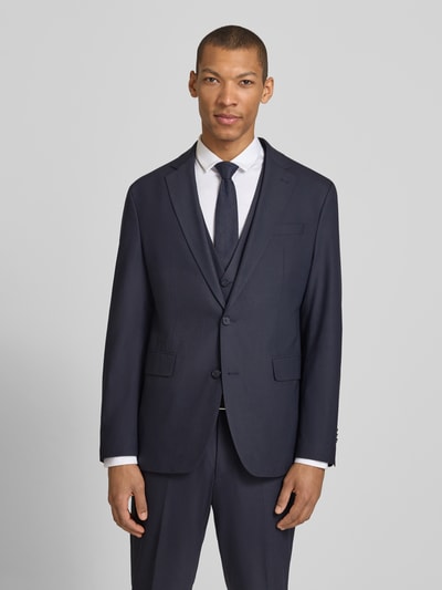 Männermodel trägt dunkles Slim Fit Sakko mit Schurwoll-Anteil Modell 'Totti' von CINQUE, glatte Struktur, Ganzkörperansicht von vorne.