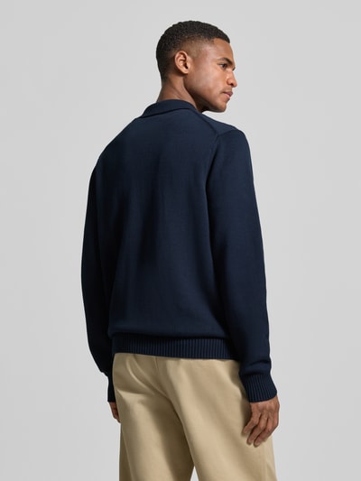 Männermodel trägt Regular Fit Cardigan in Strick-Optik Modell 'Tay' von Wood Wood in Dunkelblau, elastische Abschlüsse, Rückenansicht.