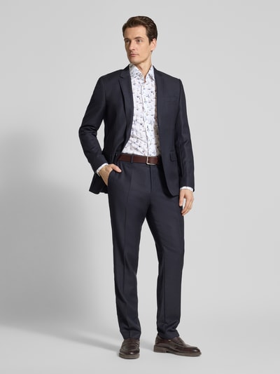 Männermodel trägt Regular Fit Business-Hemd mit Kentkragen von ETERNA, Allover-Motiv-Print, Reine Baumwolle, Ganzkörperansicht von vorne.