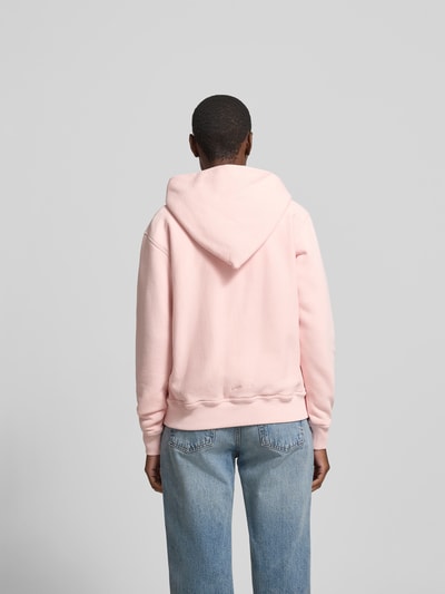 Frauenmodel trägt Oversized Hoodie aus reiner Baumwolle von Kenzo in Hellrosa mit elastischen Abschlüssen, Rückenansicht, Rückenlänge 59 cm.