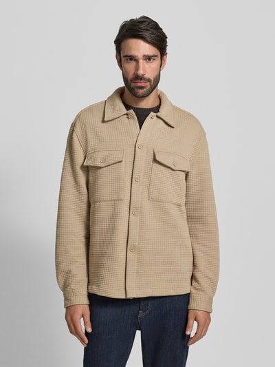 Mannelijk model draagt Hemdjacke met knoopsluiting van MCNEAL in beige materiaalmix met viscose, los model, kentkraag, borstzakken, frontale volledige lichaamsweergave. Ruglengte maat M: 69 cm.