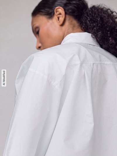 Frauenmodel trägt Loose Fit Hemdbluse aus reiner Baumwolle Modell 'Femi' von OPUS in Weiß, Popeline-Struktur, Ganzkörperansicht Rückansicht, KI-modifiziertes Bild