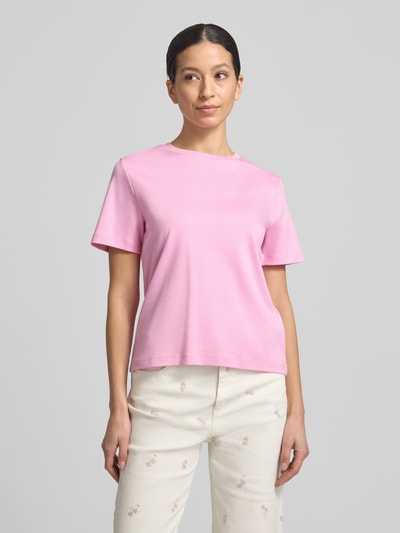 Frauenmodel trägt Basic T-Shirt mit Rundhalsausschnitt von Christian Berg Woman in Rosa, unifarben, reine Baumwolle, Regular Fit, Ganzkörperansicht von vorne.