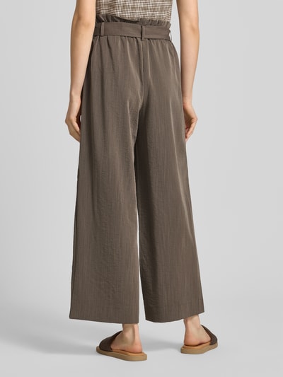 Vrouwenmodel draagt Regular Fit bandplooibroek uit viscosemix model 'MARSA' van Only, look: effen, high waist, bandplooien, ruchedetail, riemlussen, strikceintuur, materiaal: viscosemix, volledig zicht van achteren.