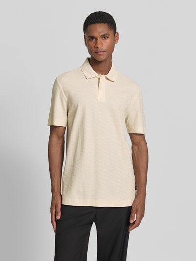 Männermodel trägt Regular Fit Poloshirt aus reiner Baumwolle Modell 'H-PACK189' von BOSS in Optik: Unifarben, Piqué-Struktur, Ganzkörperansicht von vorne.