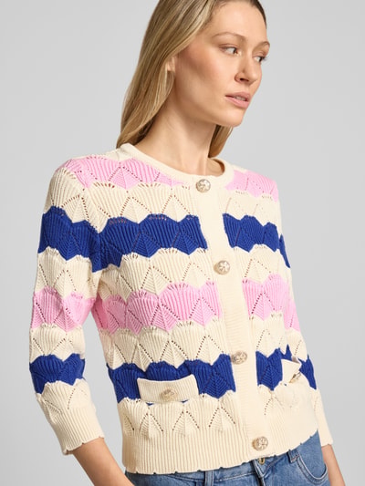 Frauenmodel trägt Strickjacke mit Knopfleiste und aufgesetzten Taschen von Rich & Royal in Creme, Pink und Blau, Nahaufnahme Oberkörper, reine Baumwolle, gerader Schnitt, Rundhalsausschnitt, gerippte Abschlüsse