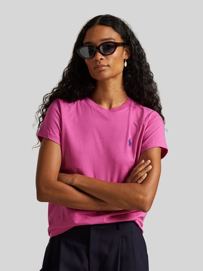 Modelka kobieca nosi T-Shirt mit Label-Stitching od Polo Ralph Lauren w kolorze różowym, czysta bawełna, krój regular fit, widok na górną część ciała z przodu.