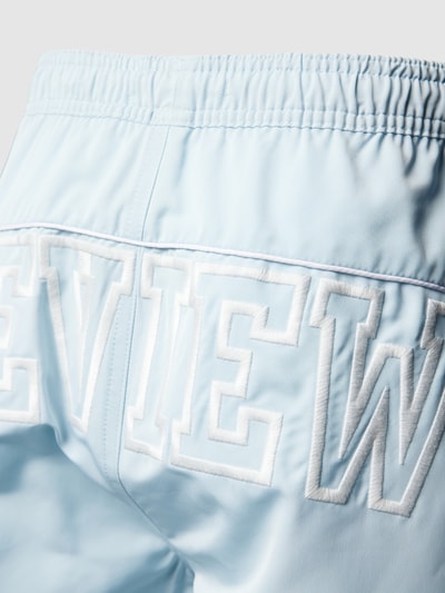 REVIEW Badehose mit College-Print Hellblau 2