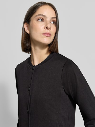 Frauenmodel trägt Regular Fit Sweatjacke mit Viskose-Anteil Modell 'SC-DANIELA 11' von Soyaconcept in Schwarz, glatte Oberfläche, Nahaufnahme Oberkörper, Damen Sweatjacke von Soyaconcept