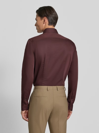 Männermodel trägt Modern Fit Businesshemd mit extra langem Arm von OLYMP in bordeaux, glatter Stoff, Heren zakelijk overhemd, Ganzkörperansicht Rückansicht.