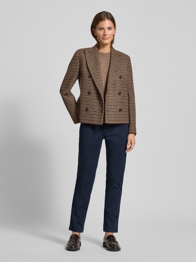 Kobiece modelki noszą spodnie Slim Fit Hose in verkürzter Passform Modell 'GABBY' von Lauren Ralph Lauren, mieszanka bawełny i elastanu, z wpuszczanymi kieszeniami, kolor granatowy, krój slim fit, skrócona długość, widok całej sylwetki z przodu.
