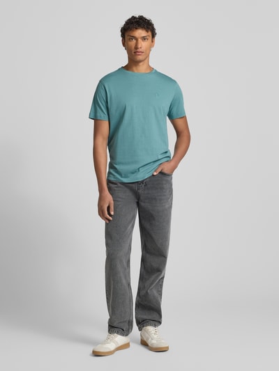 Männermodel trägt T-Shirt mit Label-Stitching von Lerros in Türkis, aus reiner Baumwolle, Regular-Fit, gerippter Rundhalsausschnitt, Ganzkörperansicht von vorne. Rückenlänge bei Größe M: 69 cm.
