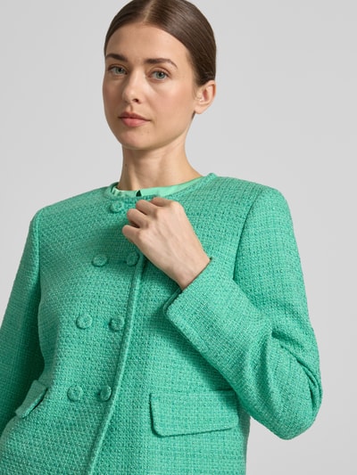 Frauenmodel trägt Regular Fit Blazer mit Pattentaschen von Marc Cain in Türkis aus Reine Baumwolle, Zweireiher, Knopfverschluss, Nahaufnahme Oberkörper.