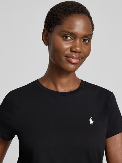 Frauenmodel trägt Regular Fit T-Shirt aus reiner Baumwolle von Polo Ralph Lauren in Schwarz, dezentes Logo, Nahaufnahme Oberkörper, Damen T-Shirt von Polo Ralph Lauren