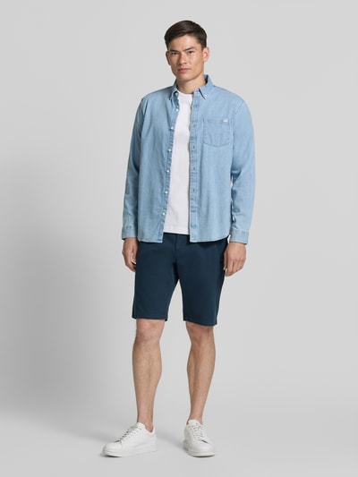Männermodel trägt Shorts mit Eingrifftaschen von PME Legend aus Baumwoll-Elasthan-Mix im Regular-Fit, dunkelblau, Ganzkörperansicht von vorne. Bundweite bei Größe 32: 45 cm, Innenbeinlänge bei Größe 32: 26 cm, mit Gesäßtaschen.