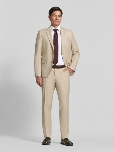 Männermodel trägt Regular Fit Business-Hemd mit Kentkragen von Christian Berg Men in hellem Beige, Baumwoll-Mix, Ganzkörperansicht von vorne.