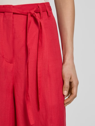 Frauenmodel trägt Wide Leg Hose aus Leinen-Mix mit Gürtel von Christian Berg Woman Selection, leuchtend rot, Nahaufnahme Oberkörper.