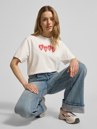 Vrouwenmodel draagt Regular fit T-shirt uit puur katoen Model 'VINTAGE TEE_22' van HUGO, look: effen, labelprint, ronde hals, korte mouw, jersey, dames, voorkant volledig zichtbaar