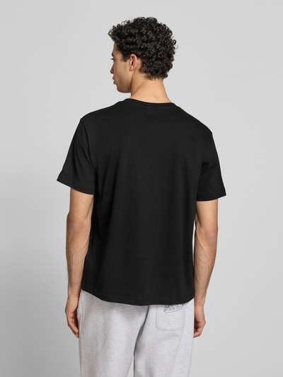 Männermodel trägt T-Shirt mit Rundhalsausschnitt im 2er-Pack von CHAMPION aus Reine Baumwolle, Regular-Fit, Label-Detail, Rückansicht.