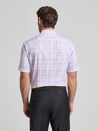 Mężczyznamodel nosi Regular Fit Business-Hemd mit Button-Down-Kragen von OLYMP z bawełny, rękaw o dł. 1/2, długość tyłu 80 cm, szerokość ramion 45 cm, długość rękawów 28 cm, widok całej sylwetki z tyłu.