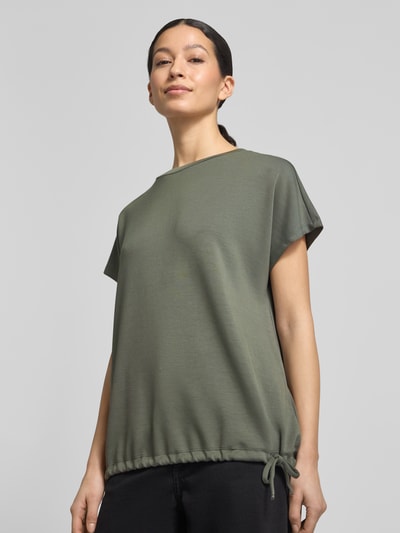 Frauenmodel trägt T-Shirt mit Rundhalsausschnitt von Soyaconcept in Khaki, Material-Mix mit Modal-Anteil, Regular-Fit, Kappärmel, Tunnelzug, Ganzkörperansicht von vorne.