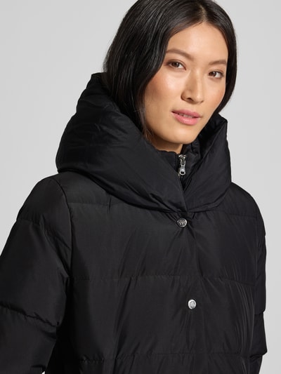 Vrouwenmodel draagt zwarte Regular Fit Daunenjacke met Kapuzenkragen van Lauren Ralph Lauren, gladde textuur, Nahaufnahme Oberkörper.