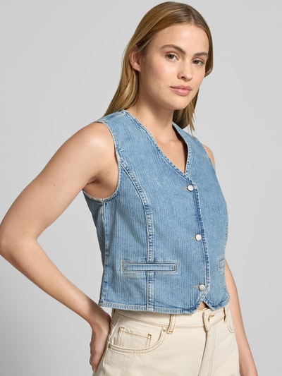 Frauenmodel trägt Regular Fit Weste in Denim-Optik von Mustang aus Elastischer-Baumwoll-Mix mit Paspeltaschen, V-Ausschnitt, Knopfleiste, Nahaufnahme Oberkörper